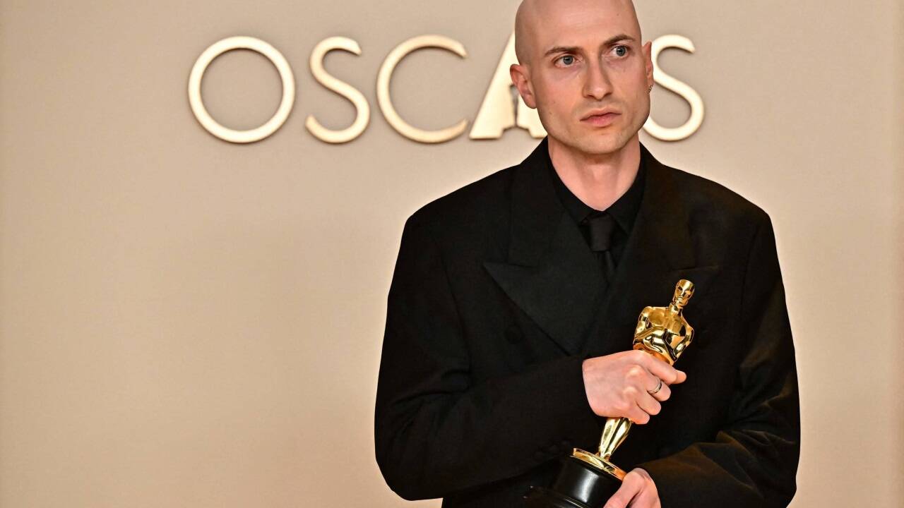 Auch der Oscar für die beste Filmmusik geht an „Der Brutalist“: Daniel Blumberg nimmt ihn entgegen. 