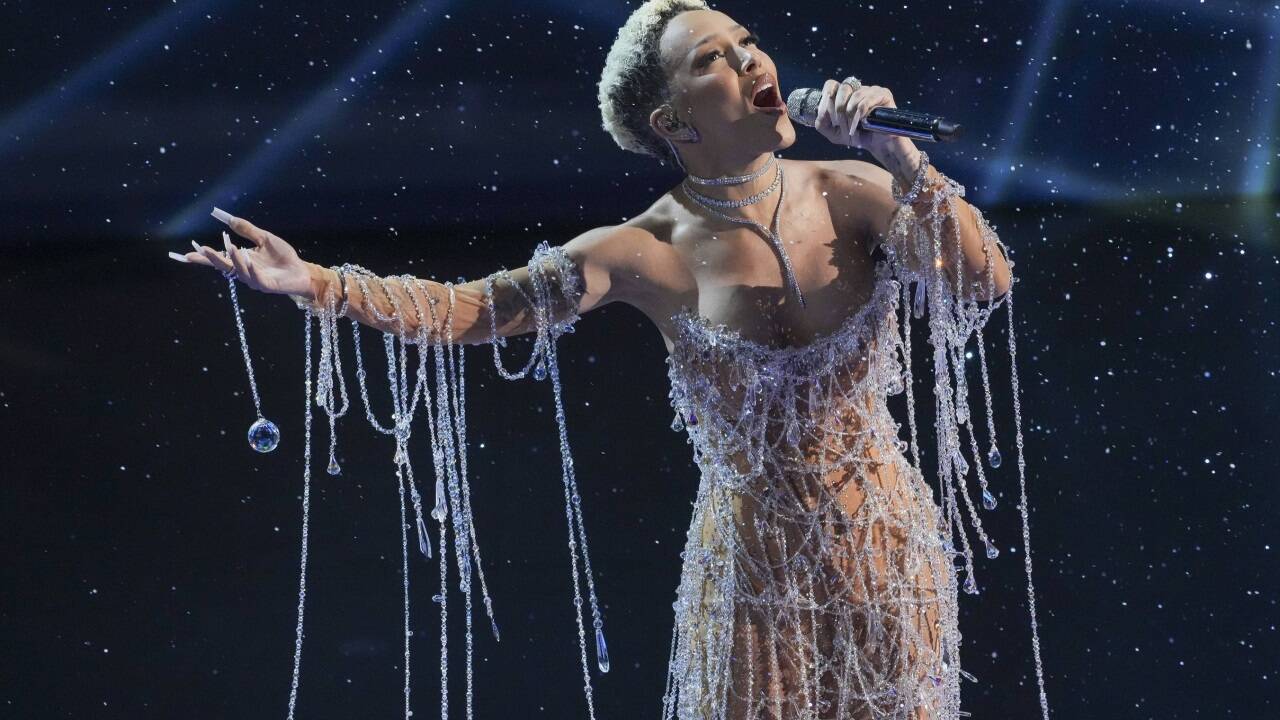 Doja Cat singt „Diamonds Are Forever“. 