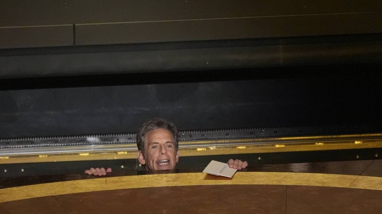 Ben Stiller präsentiert den Preis für Produktionsdesign.  