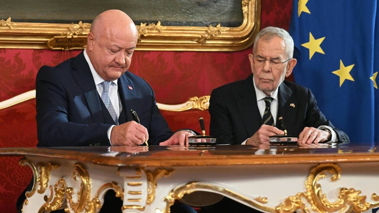 Der neue Bundeskanzler Christian Stocker (ÖVP) mit Bundespräsident Alexander Van der Bellen.  