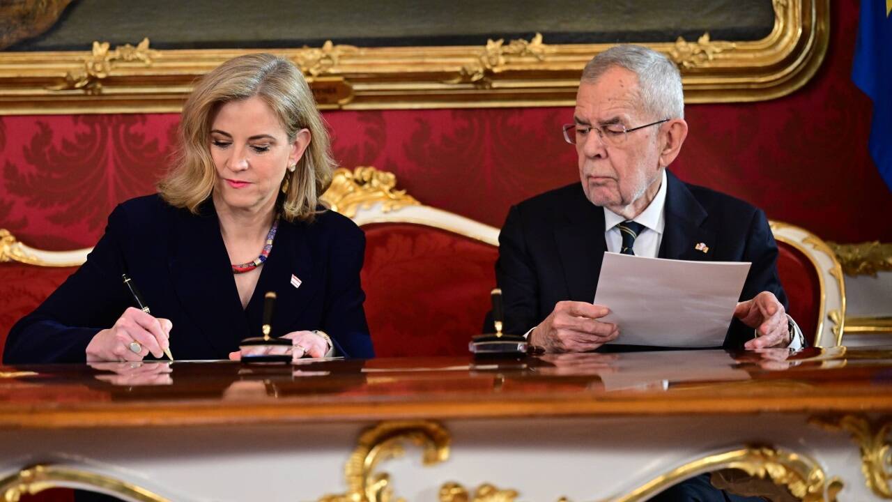 Beate Meinl-Reisinger (Neos) leistet ihre Unterschrift.  