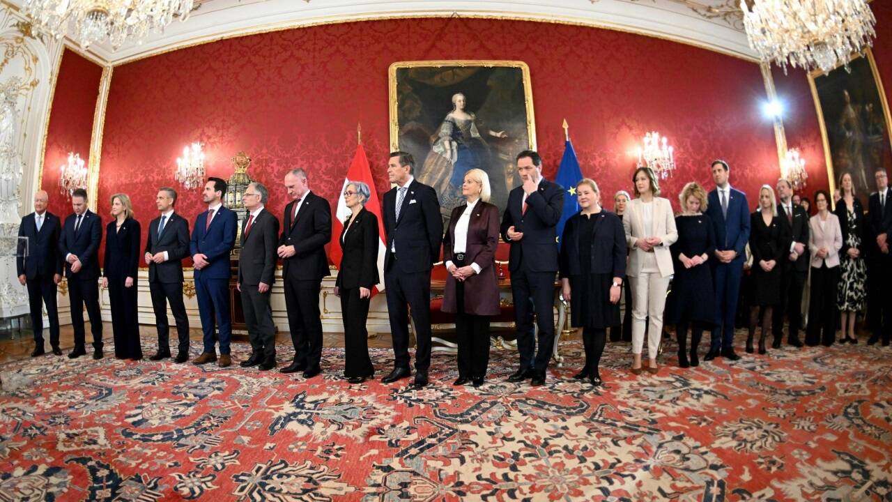 Die neue Frau- und Mannschaft unter den Augen Maria Theresias.  