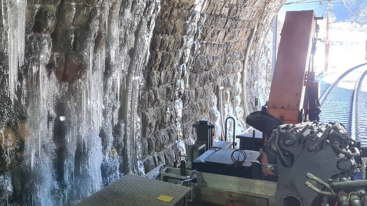 Mit dem „Enteisungswagen“ unterwegs. Mit dem „Enteisungswagen“ unterwegs.