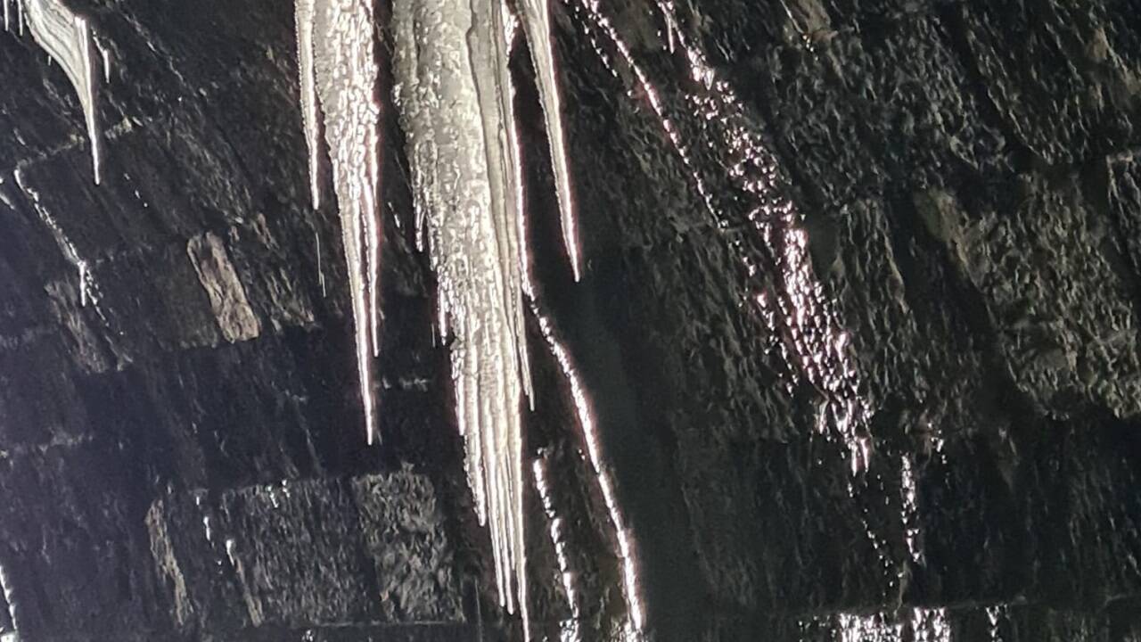 Durch die Temperaturenschwankungen wachsen die Eiszapfen in den Tunnels. Durch die Temperaturenschwankungen wachsen die Eiszapfen in den Tunnels.