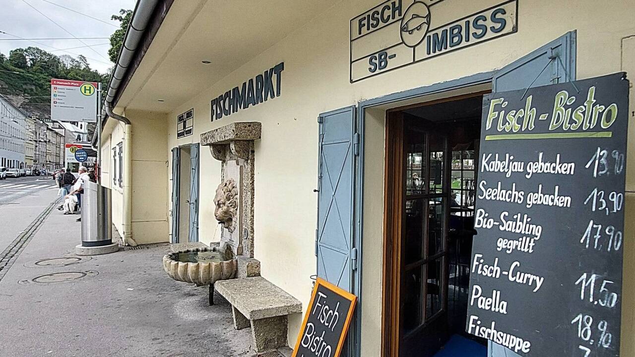 Seit Herbst 2024 steht der Fischmarkt mit dem denkmalgeschützten Löwenbrunnen am Salzburger Hanuschplatz leer. Als Bestbieter bewarb sich nun ein Unternehmer aus München. Er plant ein Restaurant und einen Straßenverkauf. 