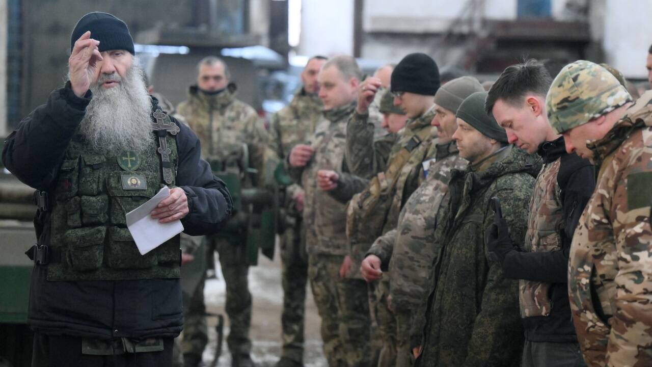 Ein orthodoxer Priester segnet die Soldaten.  
