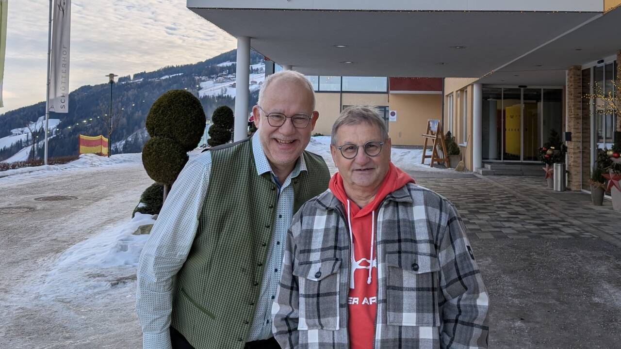 Der 65-jährige Pensionist Manfred Steinberger (r.) ist geringfügig im Hotel Schütterhof in Rohrmoos beschäftigt. Im Bild mit seinem Chef Roland Gyger.  