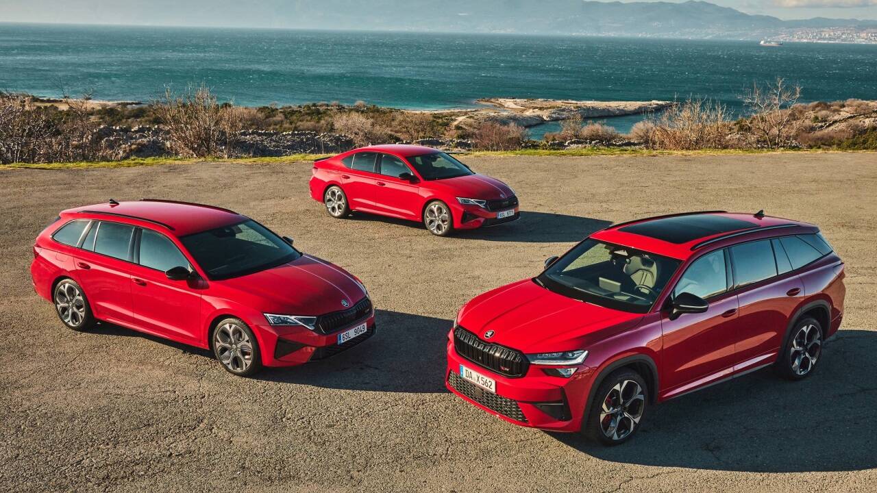 Rot steht den RS-Modellen von Škoda gut, ebenso wie die schwarzen Designelemente.  