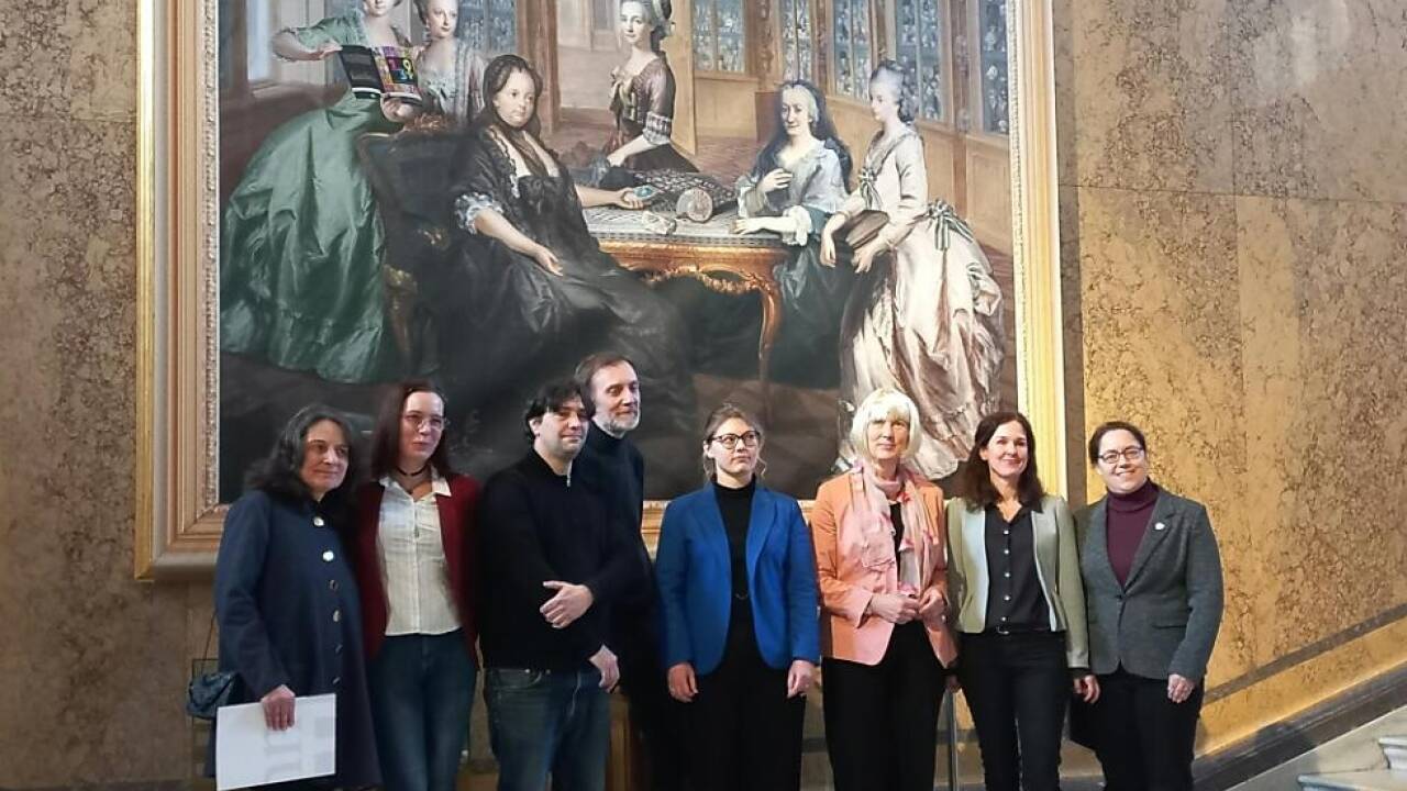 Das NHM-Team vor dem 'Kaiserinbild' auf der Feststiege 