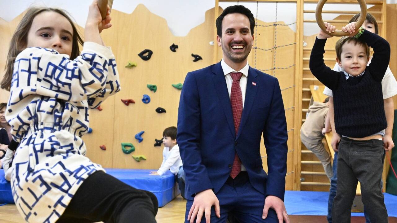 Bildung von Anfang an: Der neue Bildungsminister Christoph Wiederkehr besuchte unmittelbar nach seiner Angelobung einen Kindergarten in Wien. 