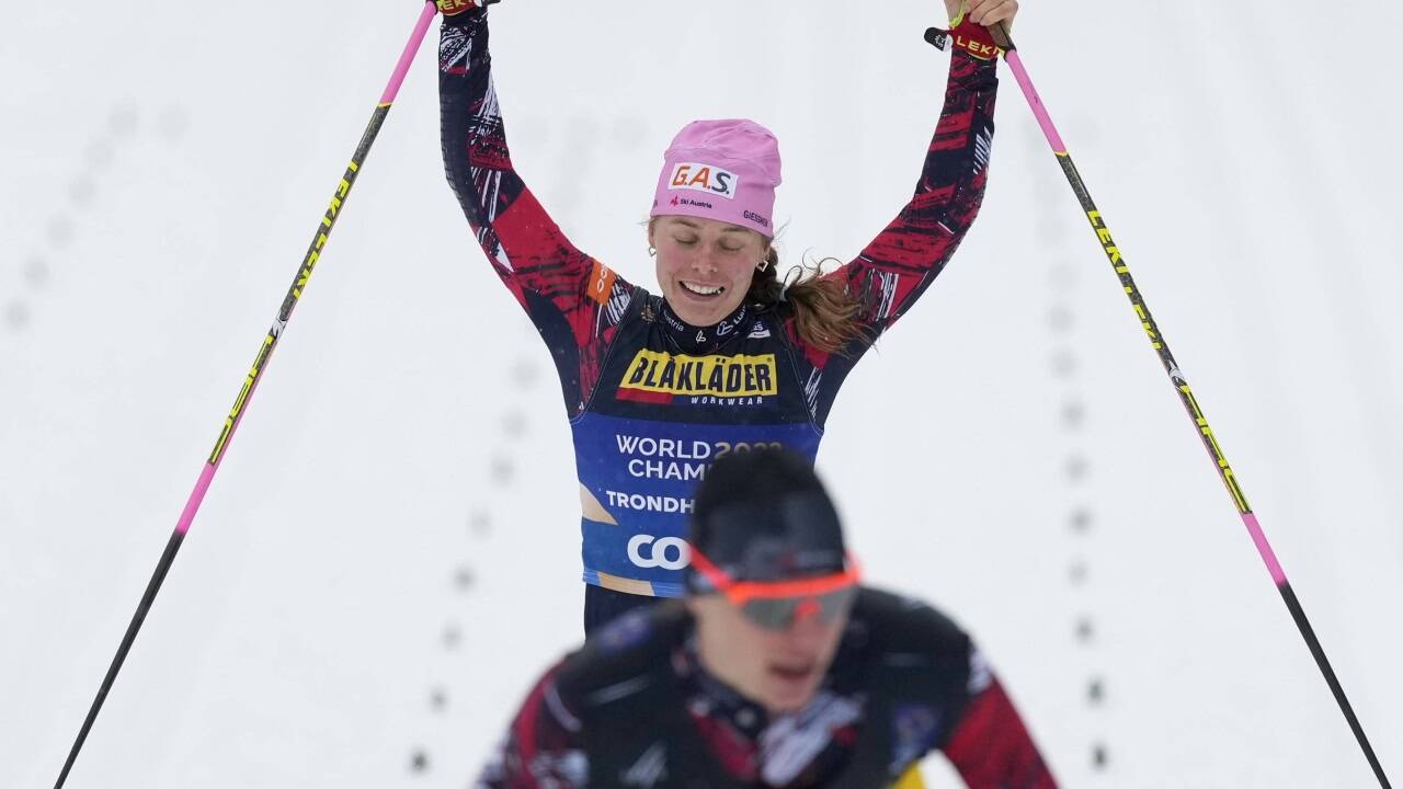 Geschafft: Carina Edlinger läuft als Erste ins Ziel.  
