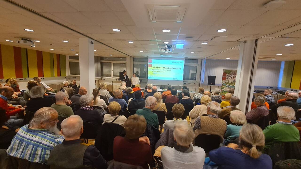 Rund 100 Bewohnerinnen und Bewohner sowie Leute aus der Nachbarschaft der Goethesiedlung kamen zur Bürgerinfo am Mittwochabend ins Techno-Z.  