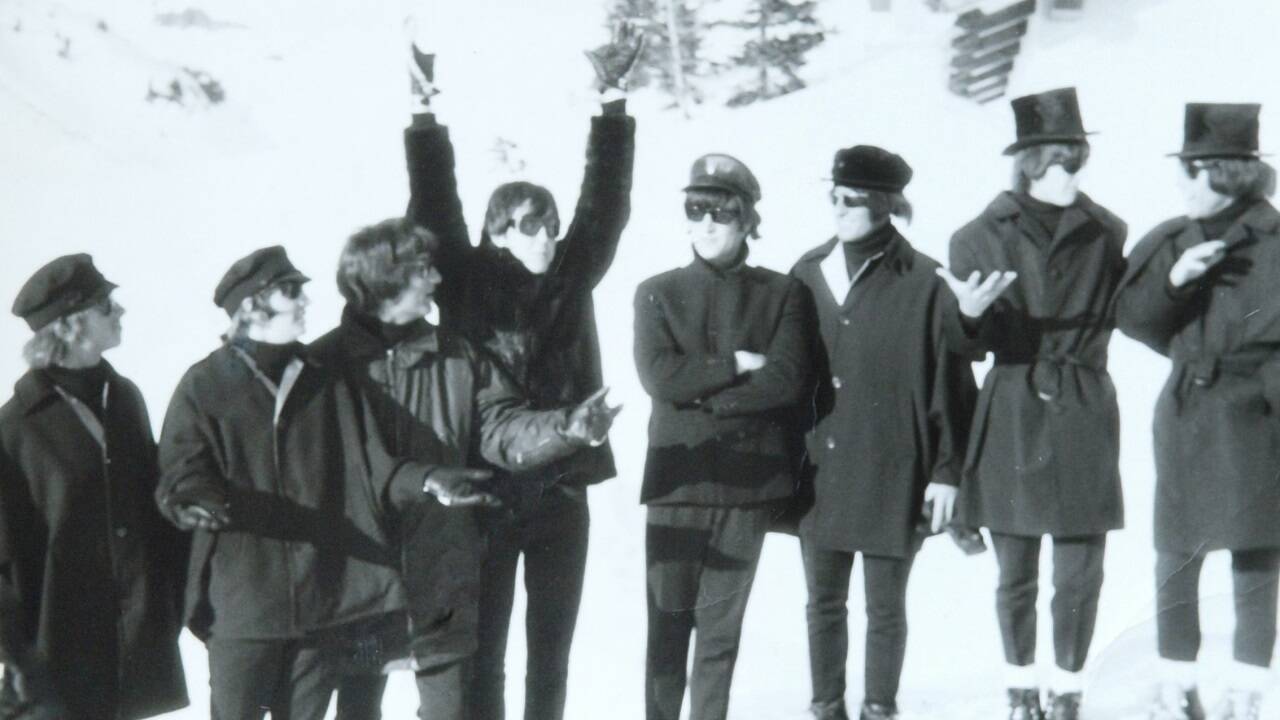 Die Beatles und ihre Doubles bei den Dreharbeiten zu „Help!“ im März 1965 in Obertauern. 