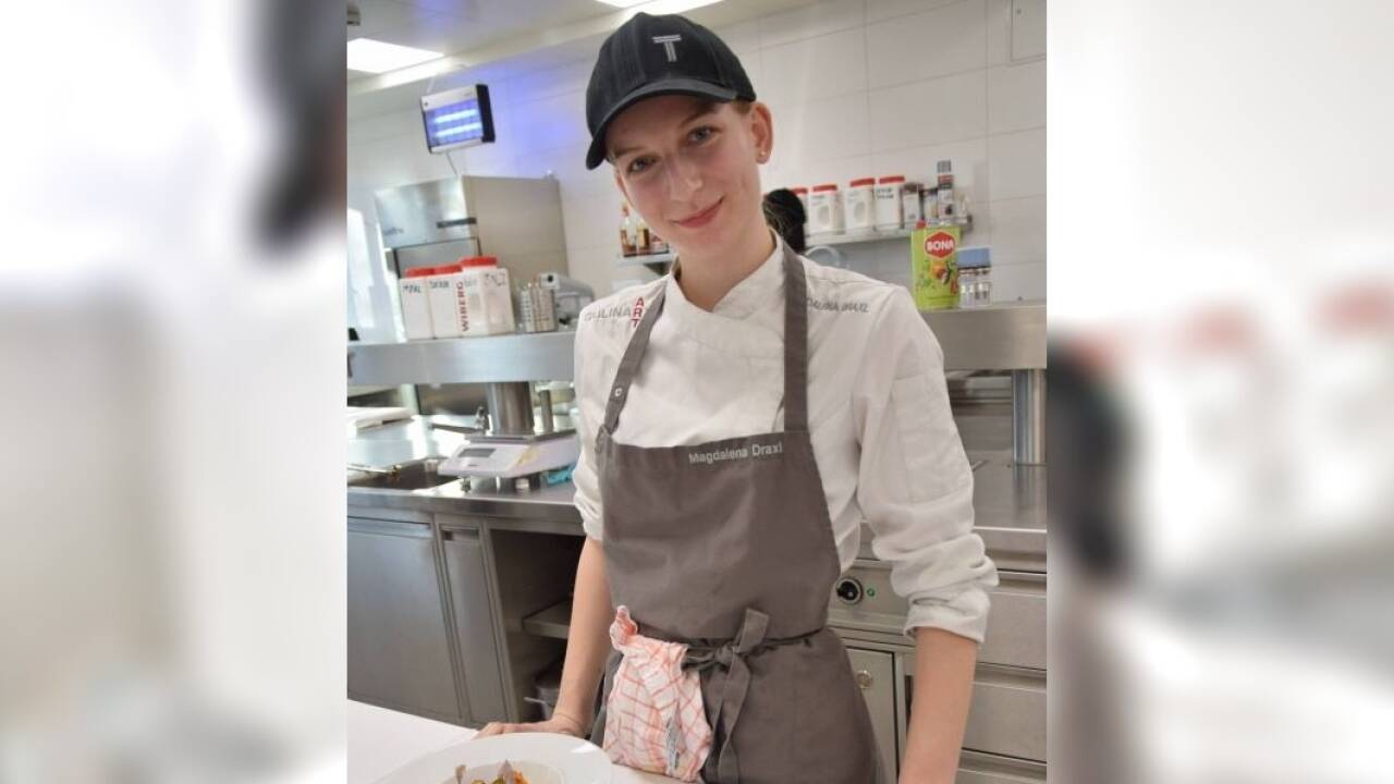 Magdalena Draxl präsentiert ihre Kürbisrisotto-Gericht.  Magdalena Draxl präsentiert ihre Kürbisrisotto-Gericht.