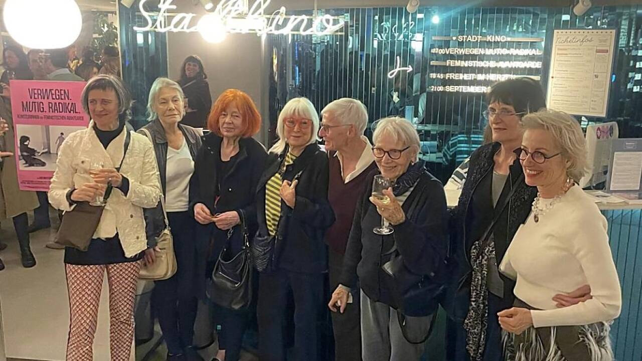 Die feministische Avantgarde mit Riegler (4.v.r.) und Schor (r.) Die feministische Avantgarde mit Riegler (4.v.r.) und Schor (r.)