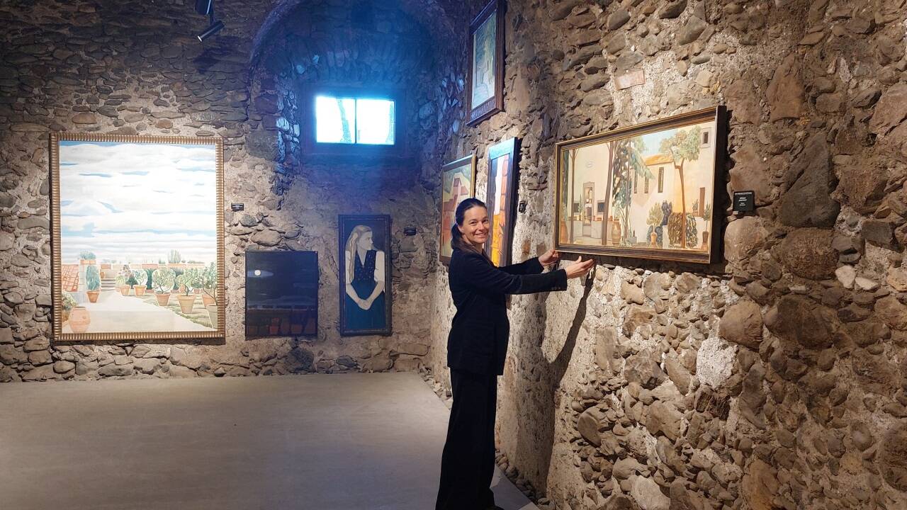 Kirchenwirtin Barbara Kotte in dem alten Gewölbe mit den Bildern von Evi Fersterer. Kirchenwirtin Barbara Kotte in dem alten Gewölbe mit den Bildern von Evi Fersterer.