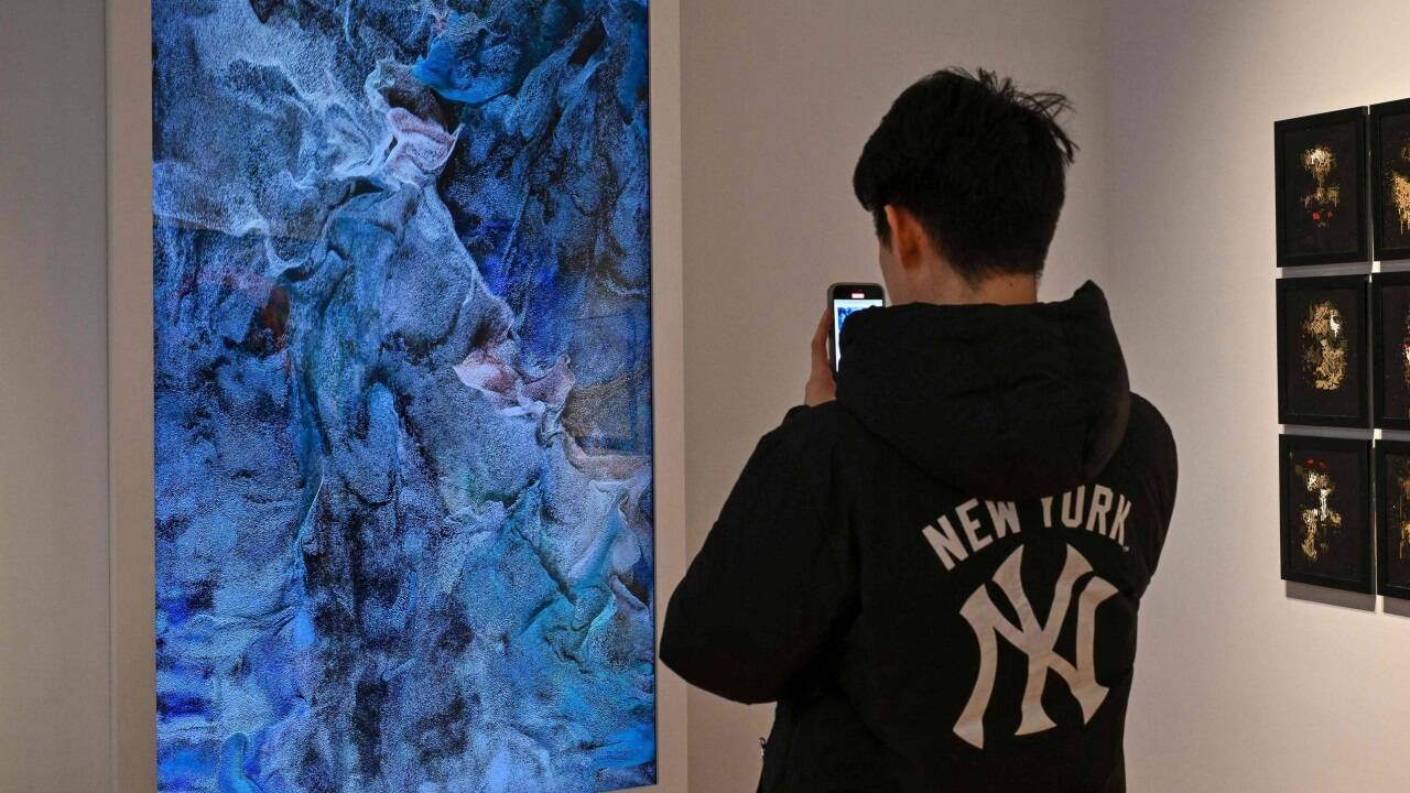 Ein Interessent betrachtet Refik Anadols Werk „Machine Hallucinations - ISS Dreams - A“, das mit 277.200 US-Dollar (rund 256.600 Euro) die höchste Summe der KI-Auktion bei Christie’s eingebracht hat. Ein Interessent betrachtet Refik Anadols Werk „Machine Hallucinations - ISS Dreams - A“, das mit 277.200 US-Dollar (rund 256.600 Euro) die höchste Summe der KI-Auktion bei Christie’s eingebracht hat.