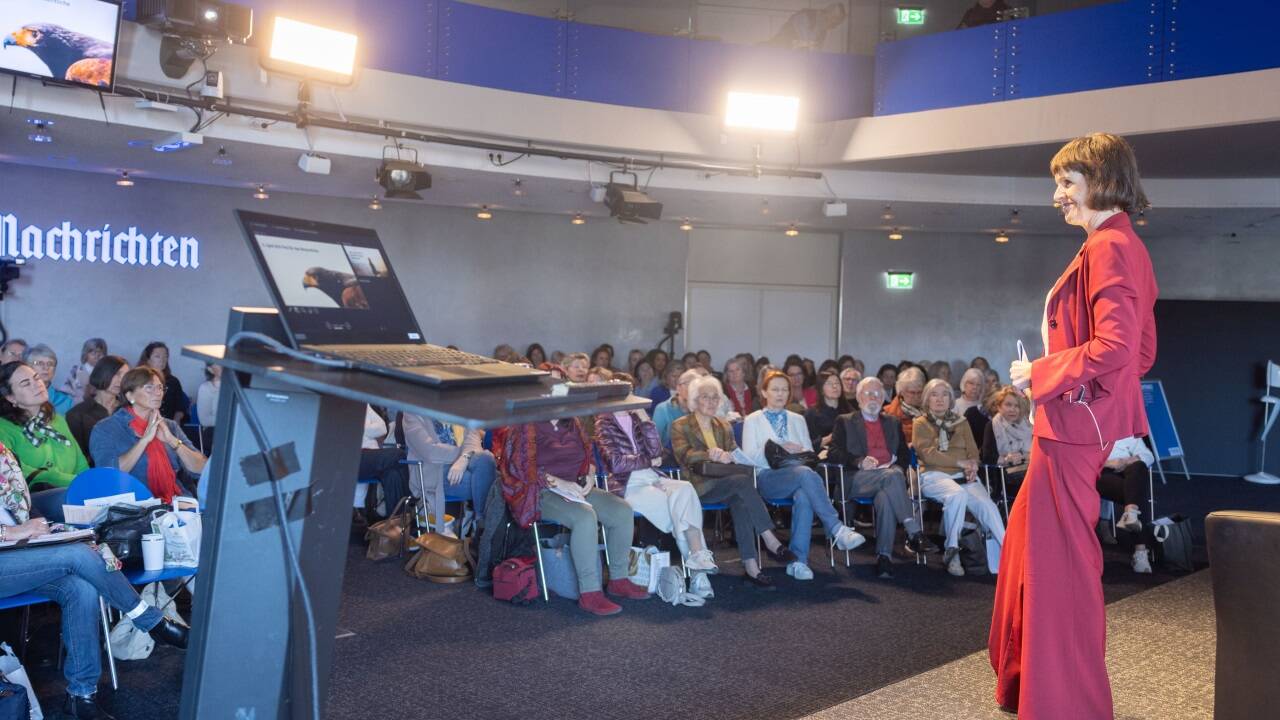 Sich trauen, innovativ sein? Innovationsexpertin Dr.in Gertraud Leimüller machte im vollbesetzen SN-Saal den Frauen Mut.  