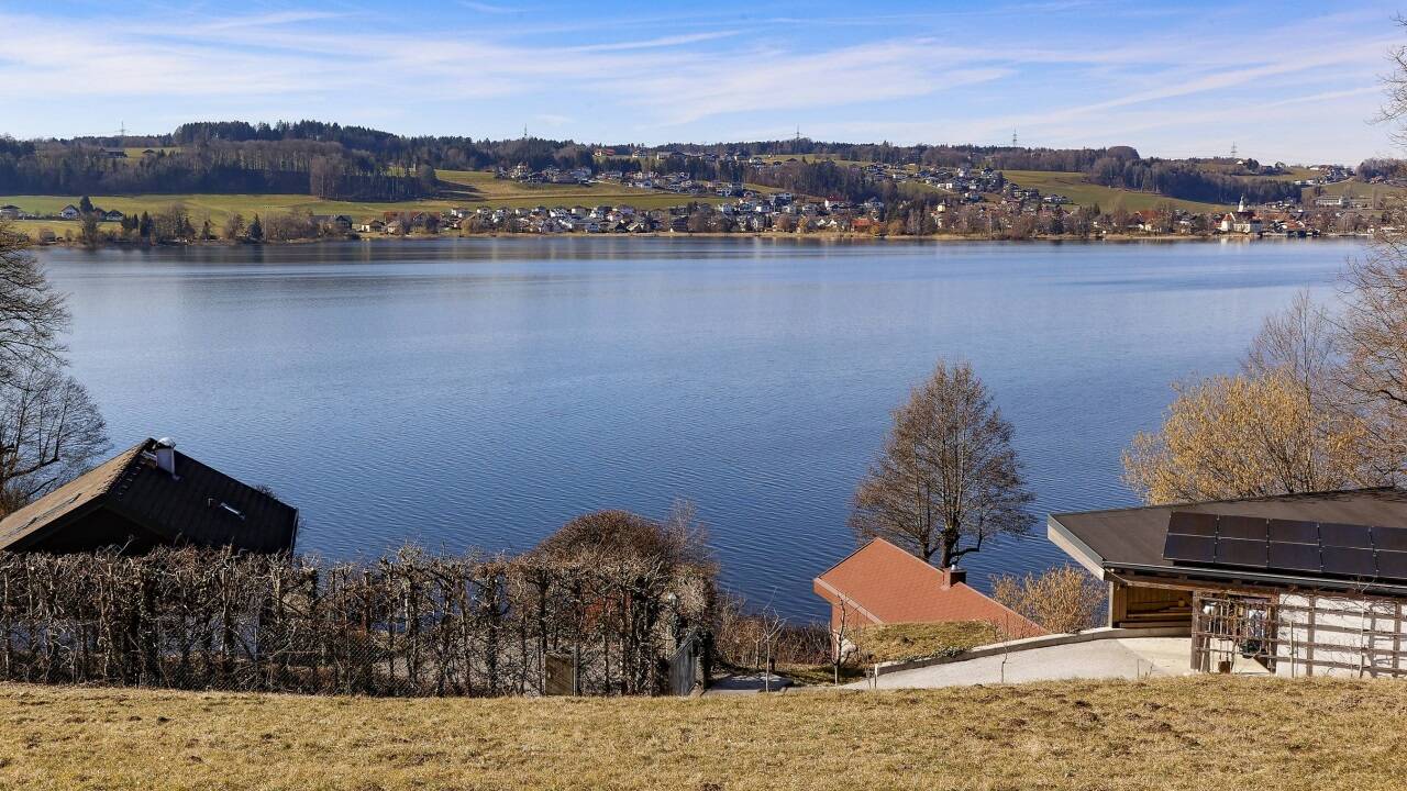 Seehäuser am Obertrumer See in der Mattseer Ortschaft Feichten  