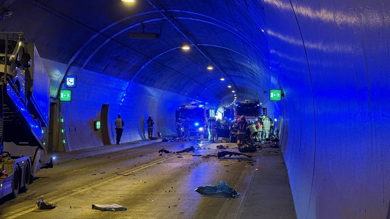 Ein Lkw und ein Pkw kollidierten im Tunnel Henndorf. 