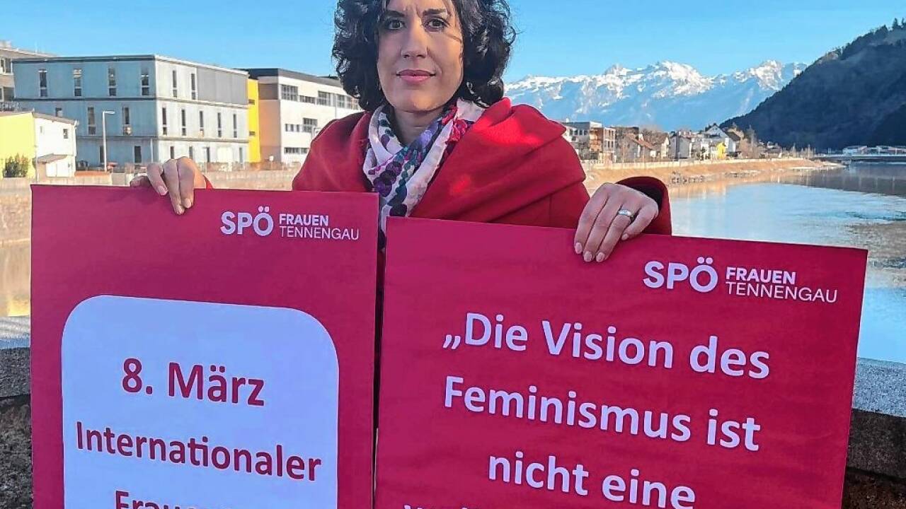 Die SPÖ-Frauen Tennengau (im Bild Bezirksvorsitzende Bettina Brandauer) traten am 7. März auf der Halleiner Stadtbrücke als „lebende Plakate“ auf, mit Zitaten berühmter Frauen.  