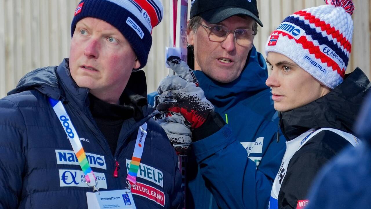 Betretene Gesichter bei Marius Lindvik (rechts) und norwegischen Funktionären nach der Disqualifikation.  