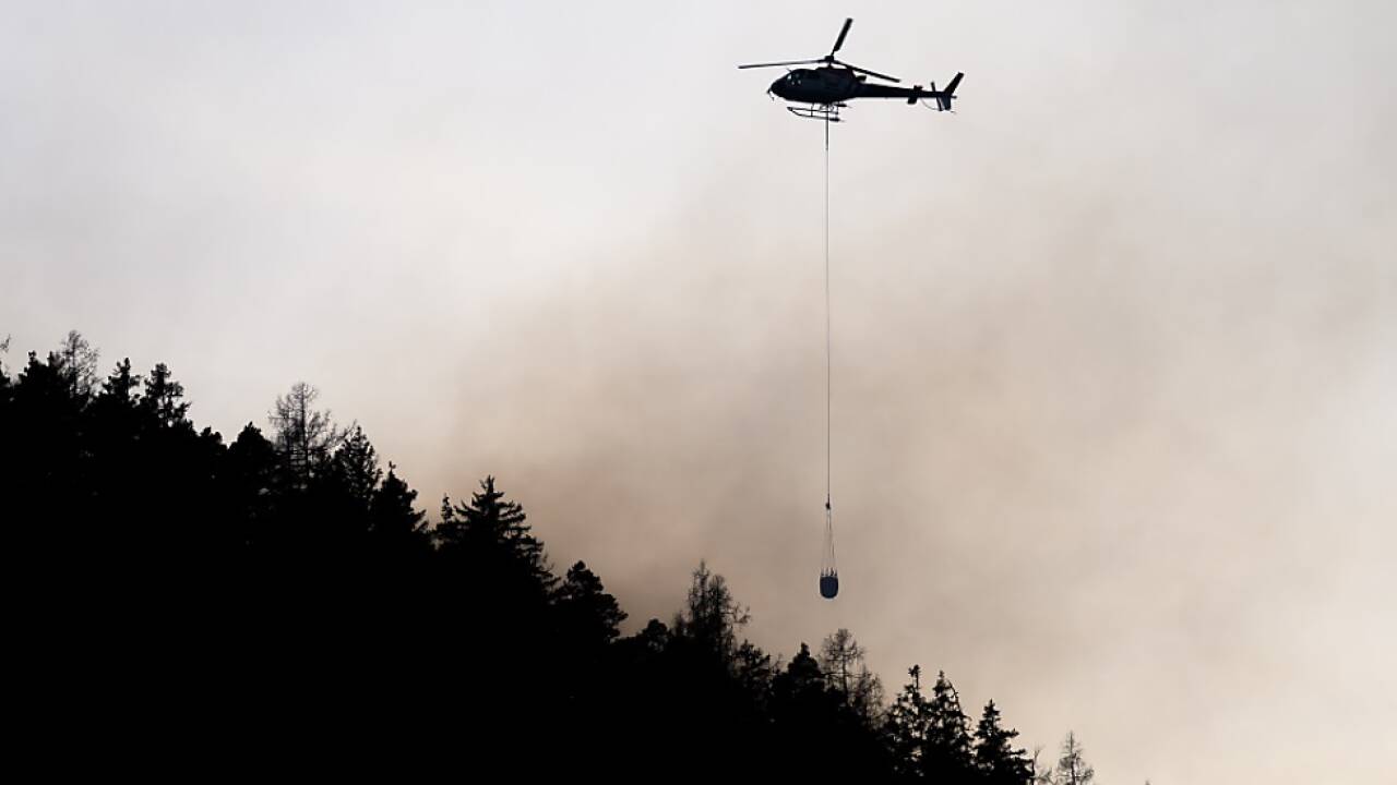 Bis zu fünf Hubschrauber halfen bei der Brandbekämpfung 