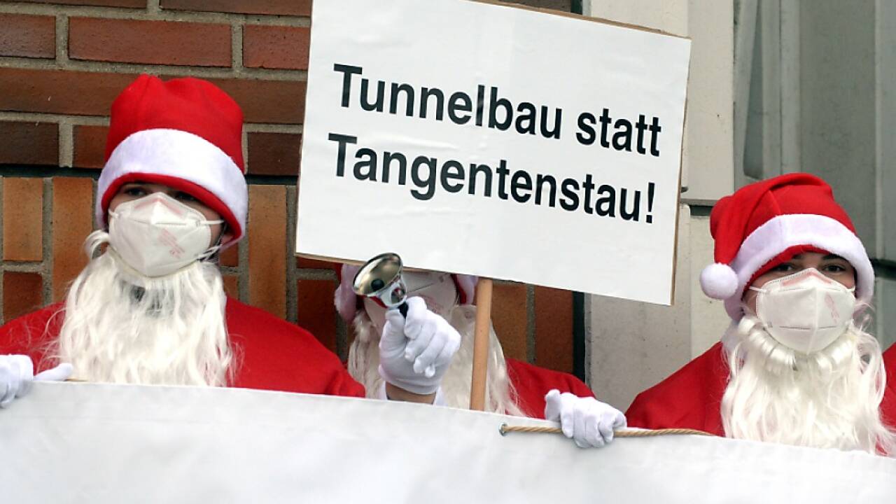Proteste, Verschiebungen, Besetzungen und politische Querelen  Proteste, Verschiebungen, Besetzungen und politische Querelen
