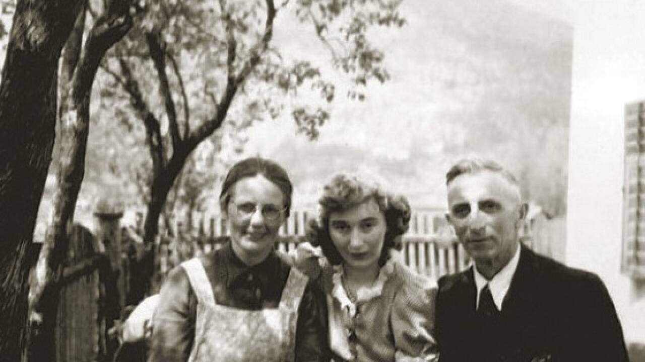 In St. Martin bei Lofer fand Leokadia Justman im Frühjahr 1945 Unterschlupf bei Pfarrer Wintersteller und der Haushälterin Maria. In St. Martin bei Lofer fand Leokadia Justman im Frühjahr 1945 Unterschlupf bei Pfarrer Wintersteller und der Haushälterin Maria.