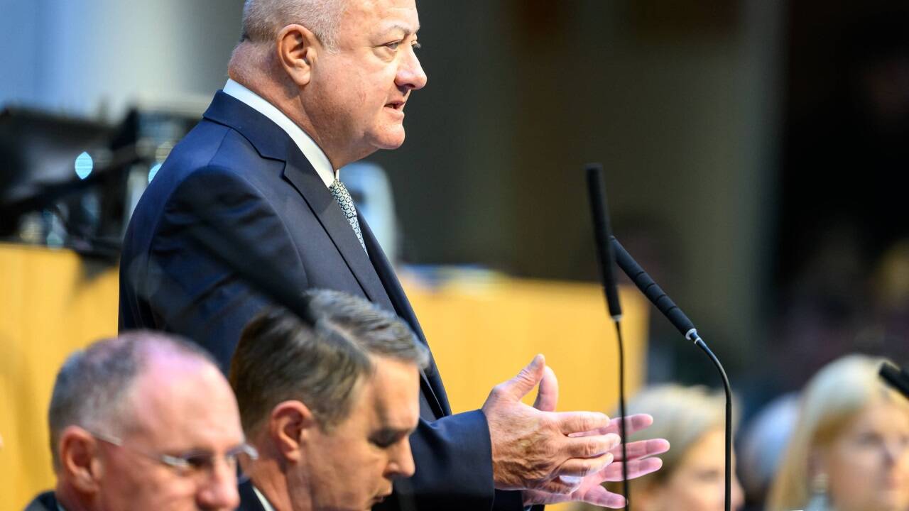 Neue Farbenlehre: Innenminister Karner (ÖVP), Vizekanzler Babler SPÖ), Bundeskanzler Stocker (ÖVP), Außenministerin Meinl-Reisinger (Neos), Verteidigungsministerin Tanner (ÖVP). Neue Farbenlehre: Innenminister Karner (ÖVP), Vizekanzler Babler SPÖ), Bundeskanzler Stocker (ÖVP), Außenministerin Meinl-Reisinger (Neos), Verteidigungsministerin Tanner (ÖVP).