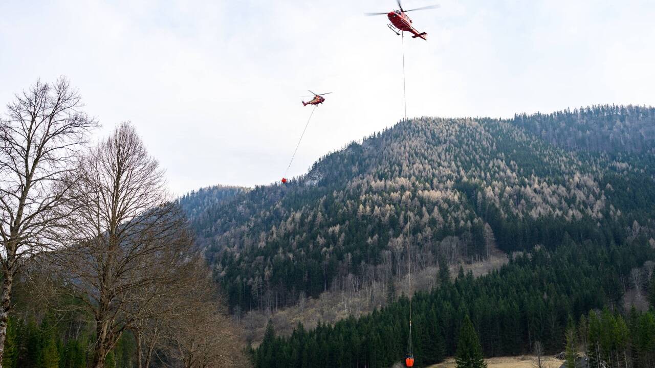Löschhubschrauber unterstützten die Feuerwehrleute 