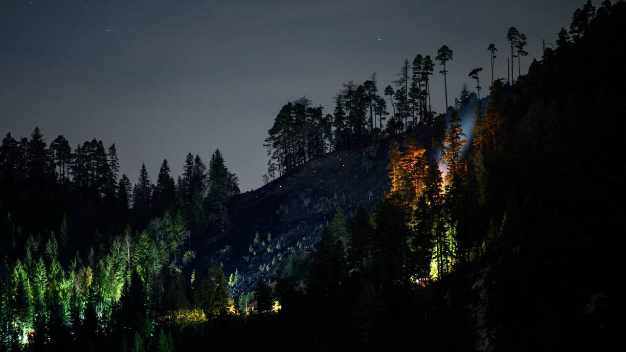 Löschhubschrauber unterstützten die Feuerwehrleute 