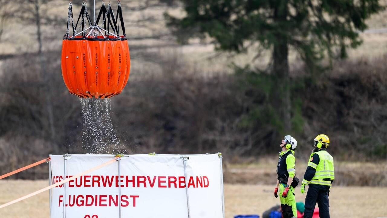 Löschhubschrauber unterstützten die Feuerwehrleute 