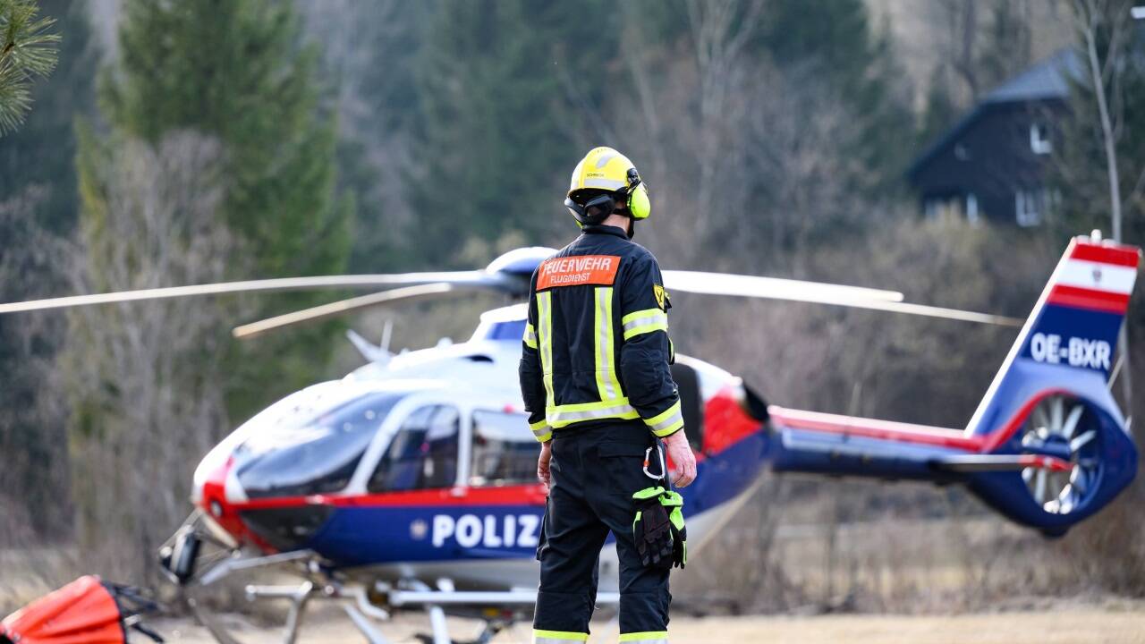 Löschhubschrauber unterstützten die Feuerwehrleute 