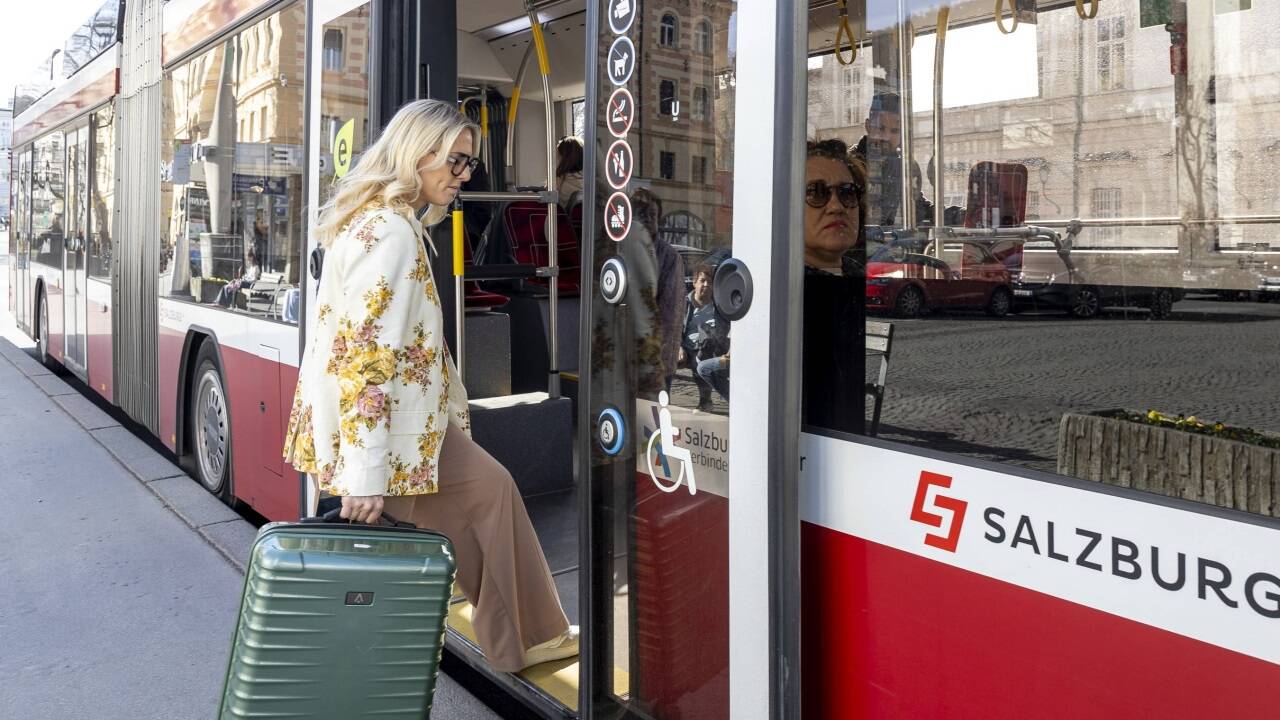 Ab 1. Mai sind die Öffis für Touristen kostenlos, weil pro Nacht ein Mobilitätsbeitrag eingehoben wird. Ab 1. Mai sind die Öffis für Touristen kostenlos, weil pro Nacht ein Mobilitätsbeitrag eingehoben wird.