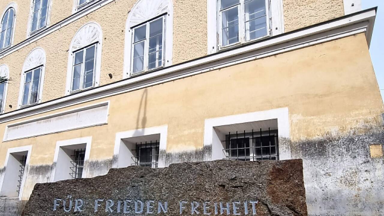  Adolf Hitlers Geburtshaus in Braunau wird seit Jahren mit Millionenaufwand für die Polizei umgebaut. Das Mahnmal im Vordergrund – aus einem Granitblock aus Mauthausen – befindet sich auf städtischem Grund. 