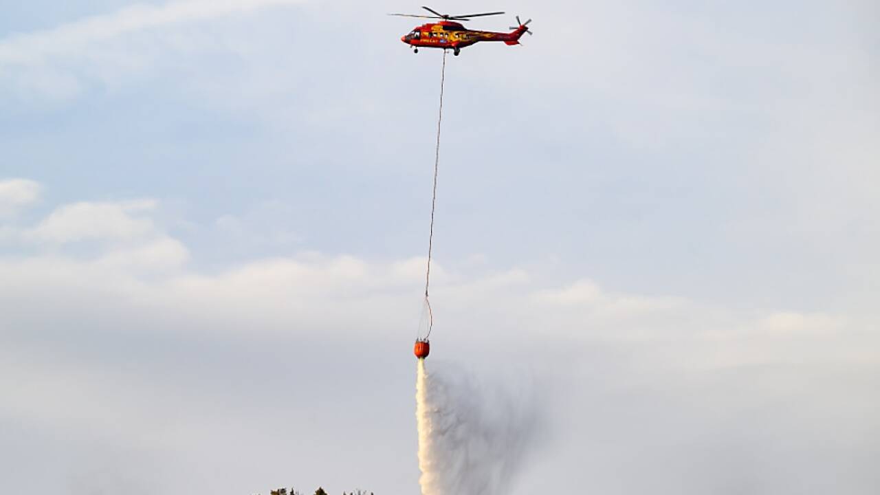 Löschhubschrauber unterstützten die Feuerwehrleute 
