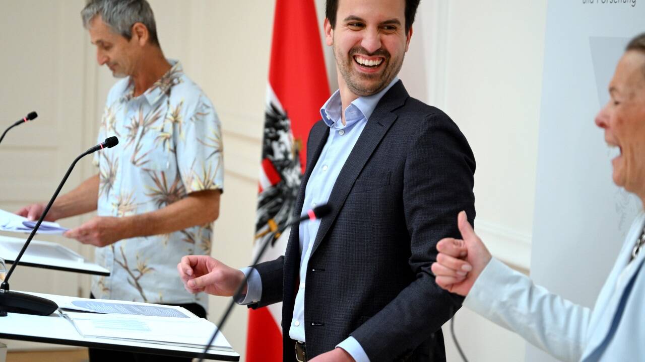 Bildungsminister Christoph Wiederkehr präsentierte Pläne für ein Handyverbot an Schulen. 
