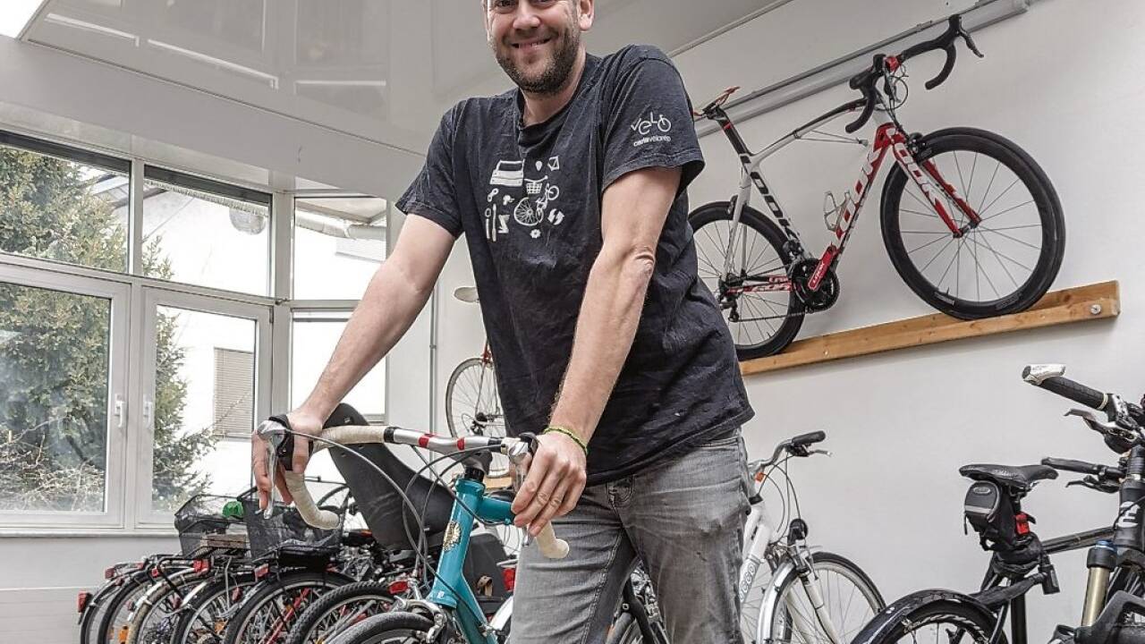 Der 39-jährige Bernhard Koman leitet das Velorep der Caritas in der Salzburger Elisabethstraße 17. Er fährt natürlich jeden Tag mit seinem Rennrad von Nonntal in die Arbeit.  