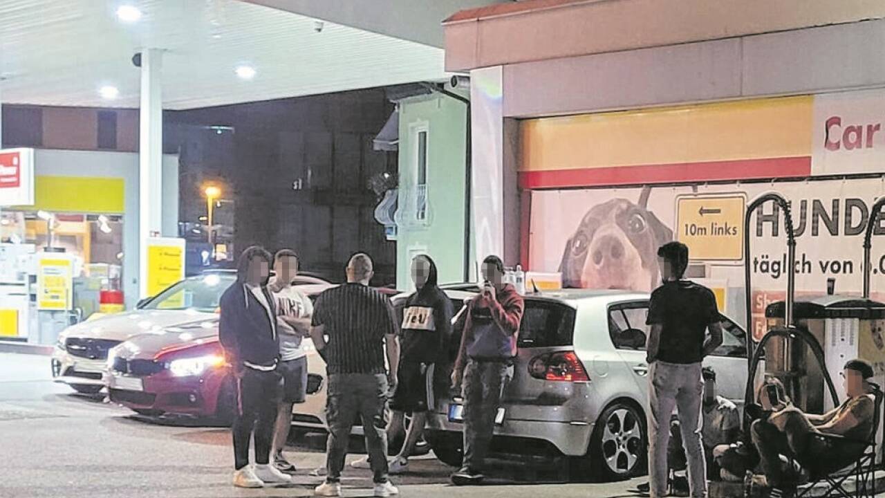 Diese Bilder sind symptomatisch für die Tankstelle, so Anrainer Christoph Ortner.Denn sie ist auch ein beliebter Treffpunkt für Tuner und Partygeher in der Nacht.. BildER (2): sw/privat Diese Bilder sind symptomatisch für die Tankstelle, so Anrainer Christoph Ortner.Denn sie ist auch ein beliebter Treffpunkt für Tuner und Partygeher in der Nacht.. BildER (2): sw/privat