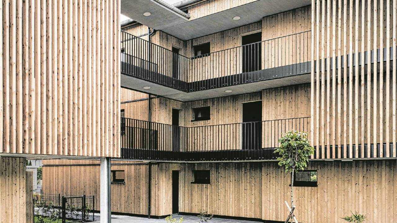 Zwei Objekte sind in den Obergeschoßen durch Brücken und Laubengänge verbunden. 