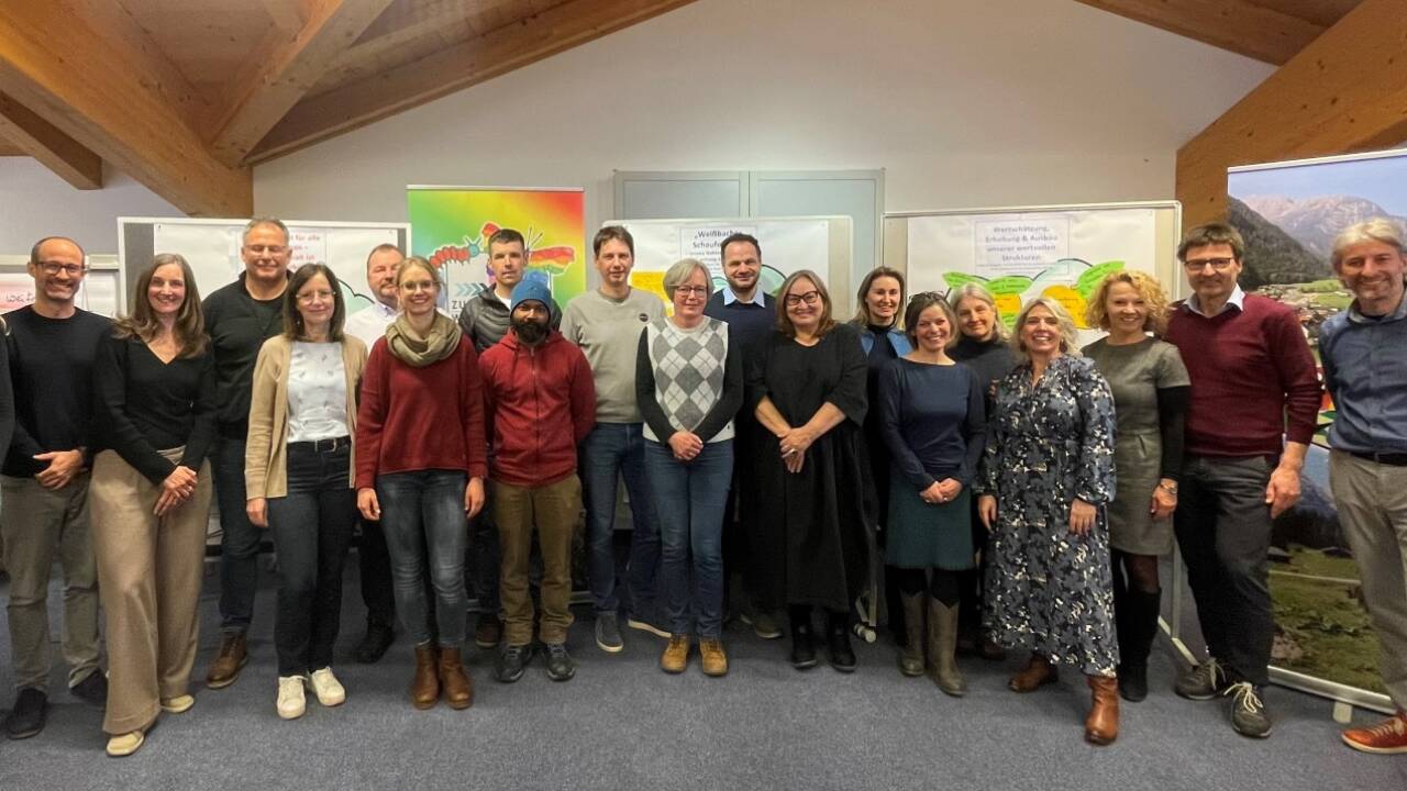 Das aus Weißbacher Einwohnern und Einwohnerinnen bestehende Kernteam mit Bürgermeister Josef Hohenwarter (2. v. r.) und den Prozessbegleiter/-innen Wolfgang Mader (r., Loop 3) und Renate Ecker (3. v. r., Ecker Consulting).  