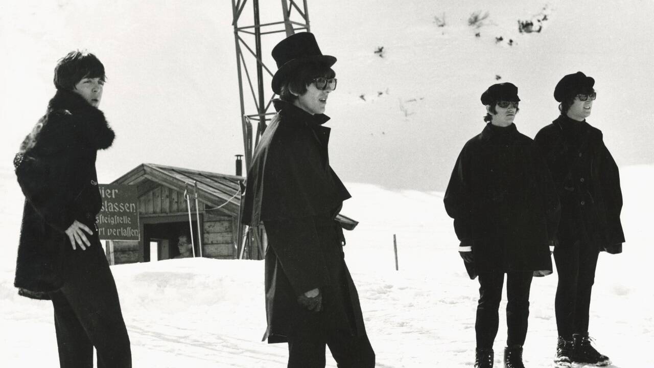 Paul McCartney, George Harrison, Ringo Starr und John Lennon bei den Dreharbeiten zum Film „Help!“ in Obertauern im März 1965. 