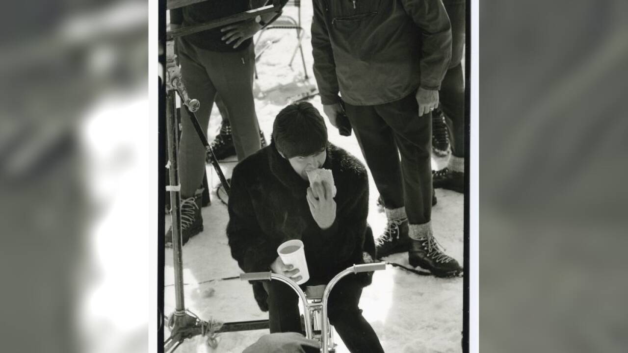Paul McCartney jausnet in einer Drehpause. 
