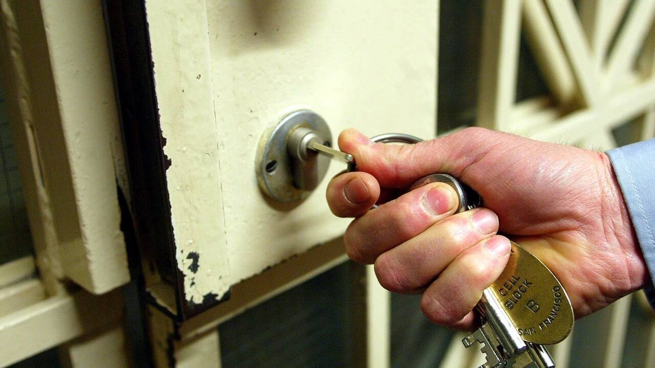 Gefängnisstrafen sind in Österreich ab 14 Jahren möglich. Die neue Regierung will bei straffällig gewordenen Kindern nun früher ansetzen.  Gefängnisstrafen sind in Österreich ab 14 Jahren möglich. Die neue Regierung will bei straffällig gewordenen Kindern nun früher ansetzen.