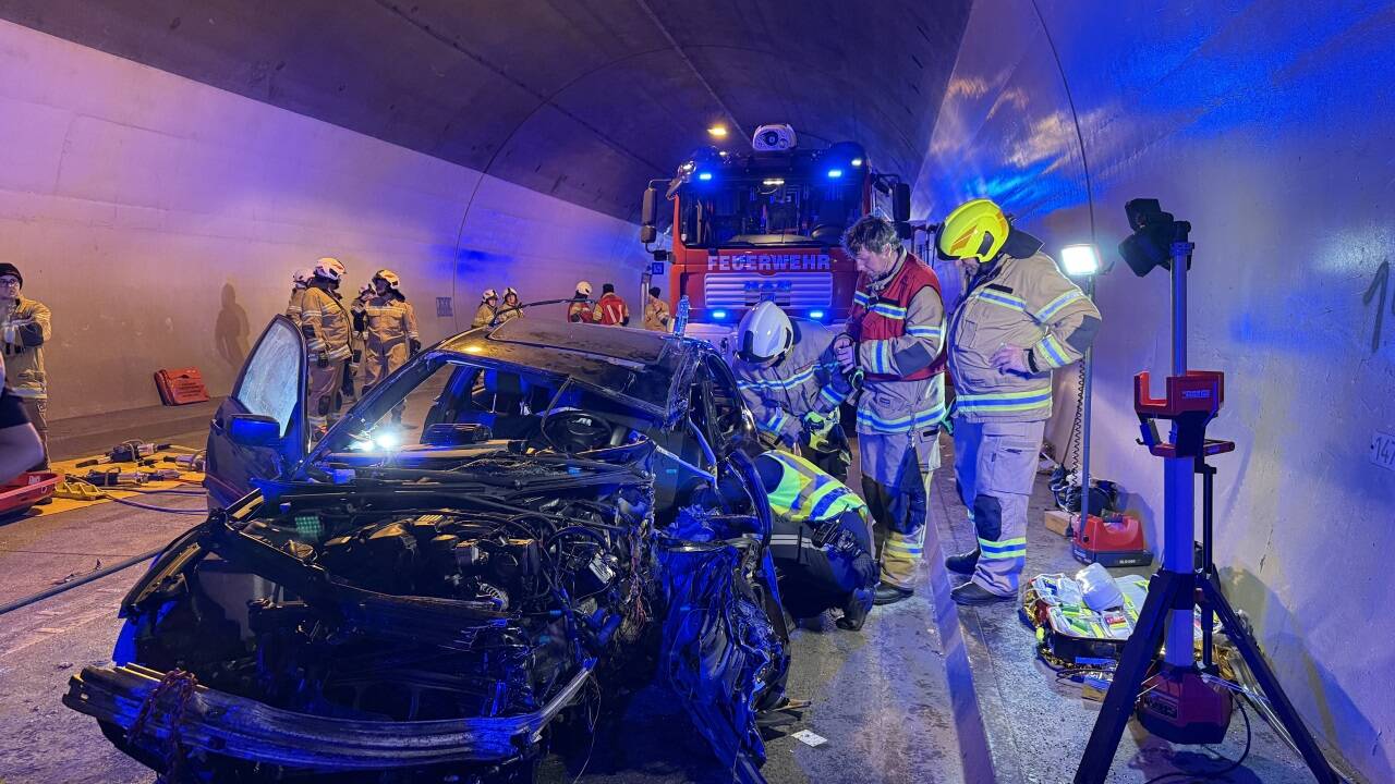 Bei dem Frontalzusammenstoß zwischen einem Pkw und einem Lkw kam der 31-jährige Pkw-Lenker ums Leben. Bei dem Frontalzusammenstoß zwischen einem Pkw und einem Lkw kam der 31-jährige Pkw-Lenker ums Leben.