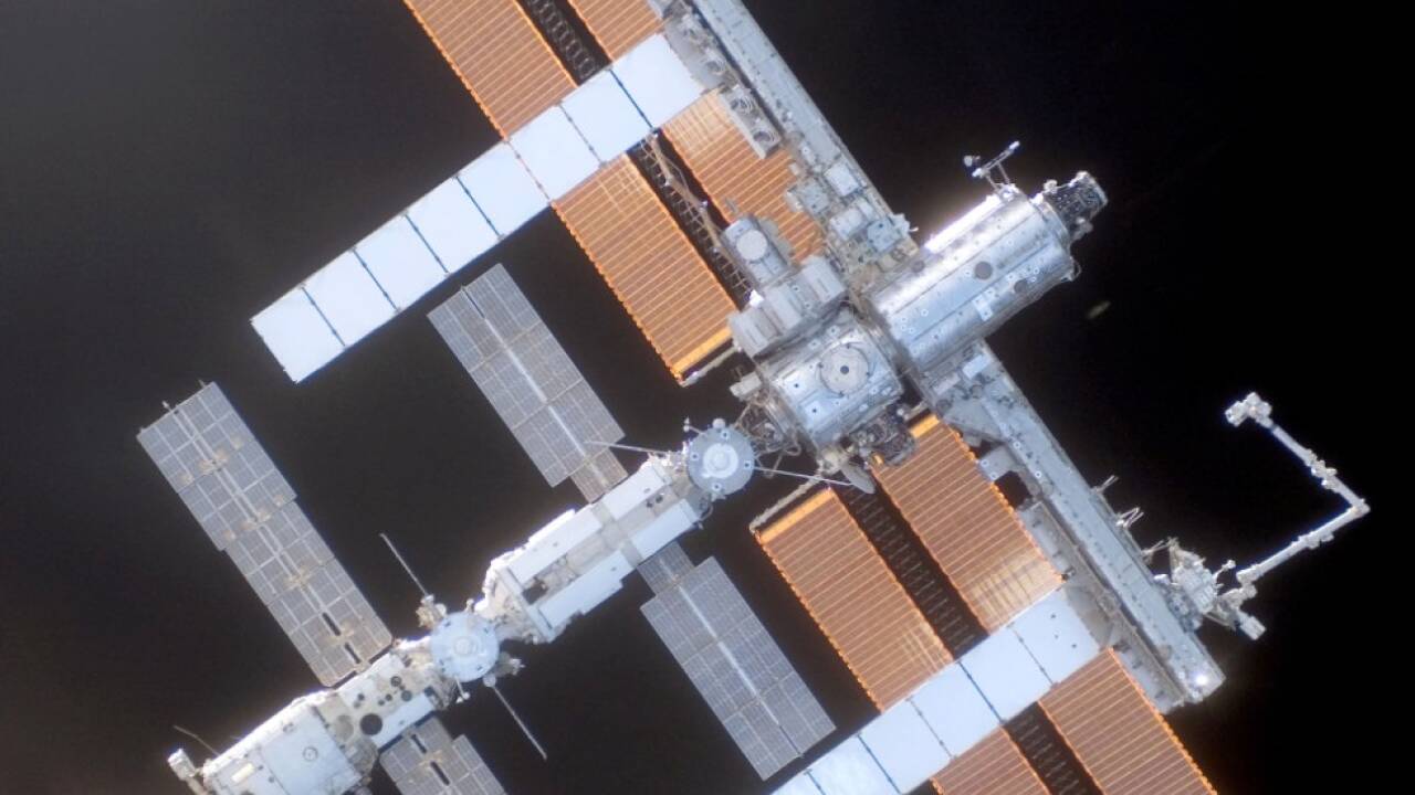 Die ISS fliegt weiter durch das Weltall.  Die ISS fliegt weiter durch das Weltall.