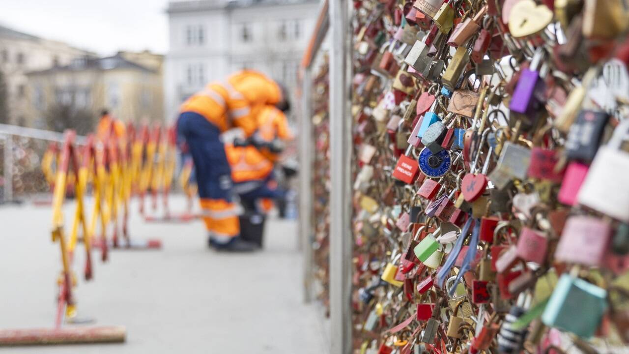 Seit vergangenem Donnerstag sind Bauhofmitarbeiter wieder am Feingold-Steg im Einsatz. Ein Fünftel der angebrachten Liebesschlösser wird pro Jahr entfernt.  