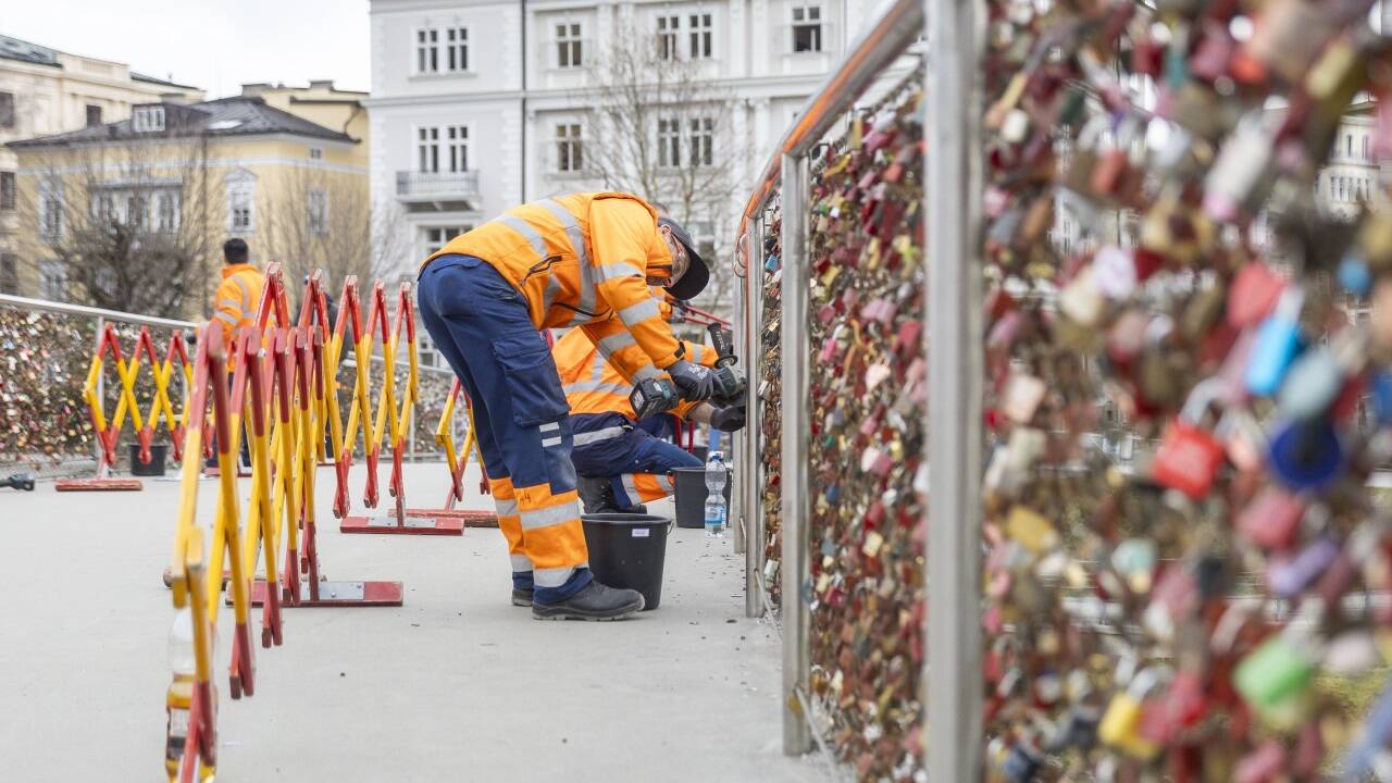 Seit vergangenem Donnerstag sind Bauhofmitarbeiter wieder am Feingold-Steg im Einsatz. Ein Fünftel der angebrachten Liebesschlösser wird pro Jahr entfernt.  