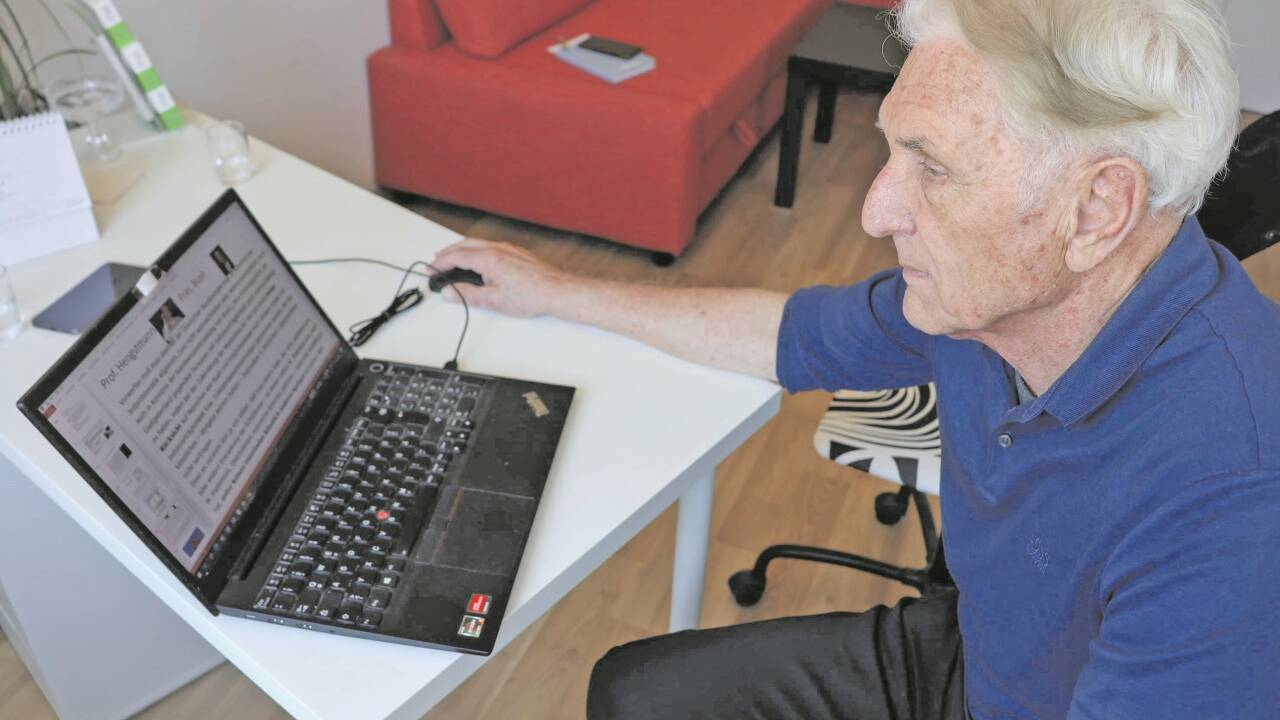 Dr. Erich Putz vor seinem Laptop in seiner Wohnung.Bilder: egbi  